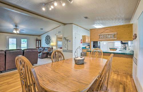 Cedar Creek Lake Access Retreat with Deck - Foto 6