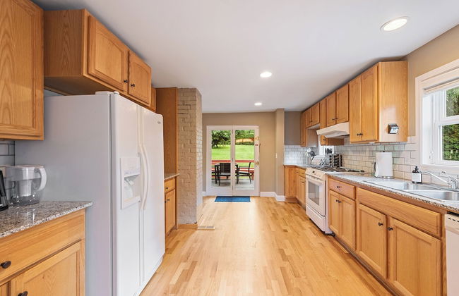 Private park in a cozy home next to I-90 huge yard - Foto 13