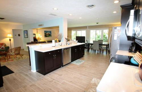 Tropical Beach House- 100 Steps to the Gulf! - Foto 9