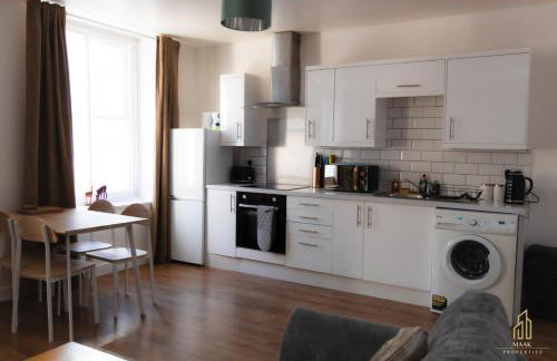 Modern 2BR Apartment - Prime Location Near Beach & Town - Sleeps 5 - Foto 6