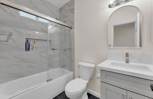 Urban Retreat Fun Relax Self Check-In Hot Tub Foosball Fire Pit Cornhole - Photo 34