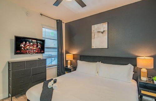 Amiable 2BD King Bed with Pool, Hot Tub, Gym, Parking - Foto 33