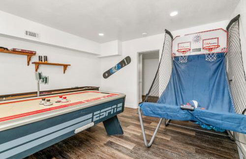 Family Fun Cabin - Mountain home with Game Room, Hot Tub and Lake Views! - Foto 24