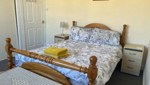 Spacious 2-Level Home by the Beach & Transport - Foto 4