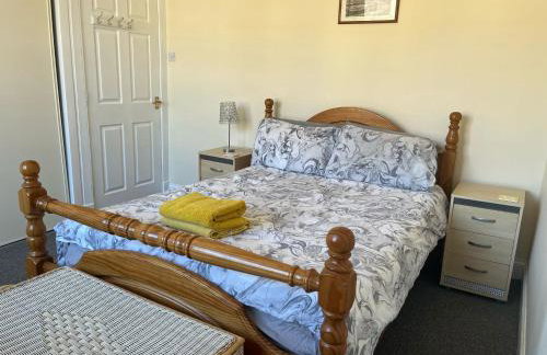 Spacious 2-Level Home by the Beach & Transport - Foto 4