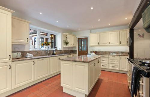 Stunning Countryside Home in Surrey by 53 Degrees Property, Ideal for Family Getaways, Private Tennis Court! - Foto 22