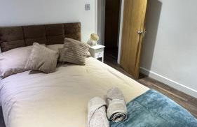 Spacious 3 Bed House with Garden & Free Parking - Foto 1