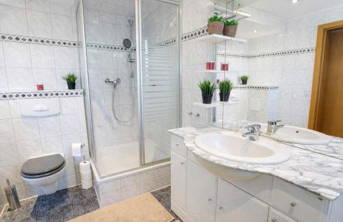 Larooms Merseburg - Apartment LP01 - 2 Zimmer, 2 Einzelbetten, 1 Doppelbett, große Couch, Küche, Balkon, Waschmaschine - Foto 12