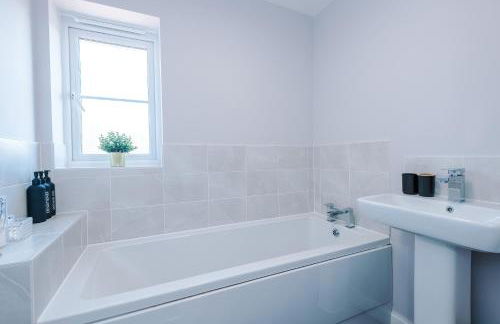 Liverpool-Halewood-Speke - NR Airport & JLR - Sleeps 8 - 5 Beds 1 sofabed 2 Bath Driveway Parking - Docks - Short 2 Long Stays - by Samina, ARZ Stays - Foto 22