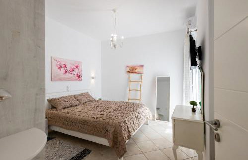 Lydia's East Apartment - Photo 27