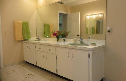 Spacious villa, pool, water views, walk to beach - Foto 11