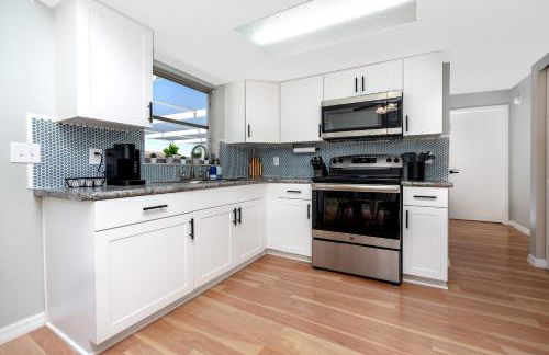 Sunny Escape: Vibrant Pool Home - Photo 7