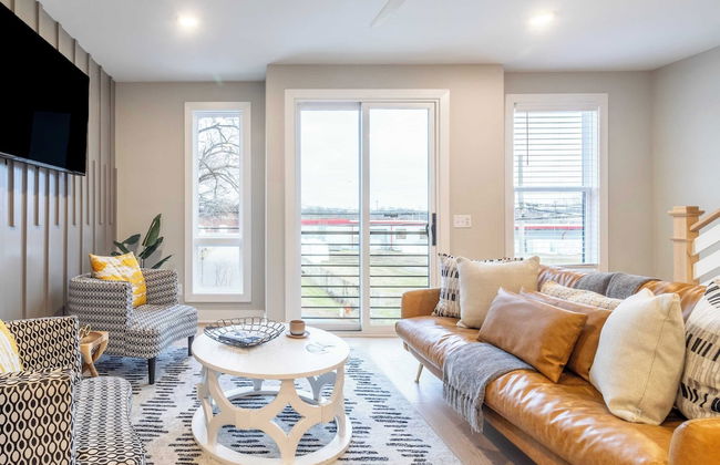 Monty by Avantstay 4bdr 4ba, Balcony w/ Outdoor Seating, 5mins to DT - Photo 8