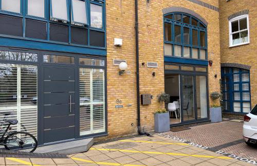 Chic & Cozy Flat in SW London, Perfect Location! - Pass the Keys - Foto 32