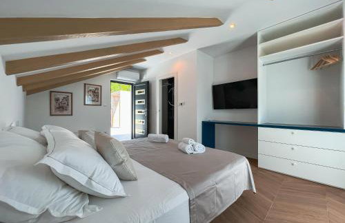 Mediterranean Oasis Seaside Villa with Pool - Foto 26