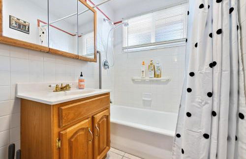 Family Perfect 4BR Home with Hot Tub, Pool Table, Fenced Yard, Cozy Fireplace, Mountain Views, Walkable Neighborhood, Near Parks, Dining, and Adventure - Foto 13