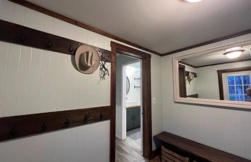 Home 7 beds, 2 baths Farmstay at Pygmy Goat Farm Byron Center Michigan - Foto 3