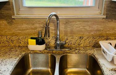 East Riverdale Enchanting 4 bedroom with 2 full bathrooms - Foto 15