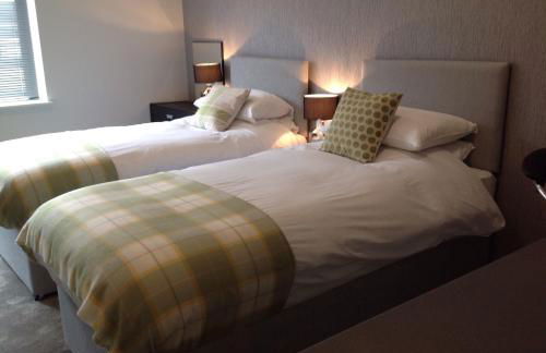 Rooms @ Number Six - Photo 11