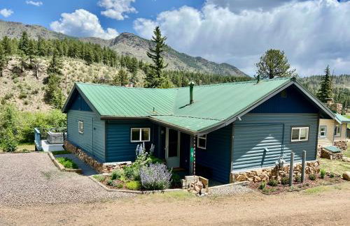 Cozy Riverfront Cabin with Fireplace & Deck - Foto 45