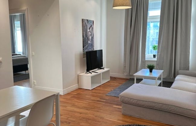 Luxury Apartment in City Hotspot - Photo 4