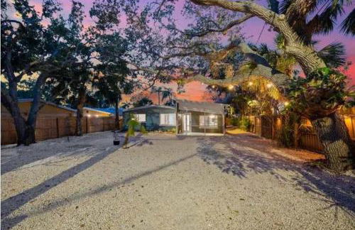 Blue Lagoon Hideaway 3BR Coastal Chic Retreat - Photo 78