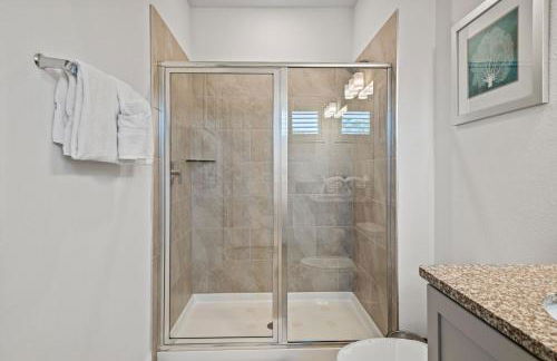 Epic Playhouse Getaway - Castle & Superhero Bunks Theater Private Pool No Rear Neighbors - Foto 26