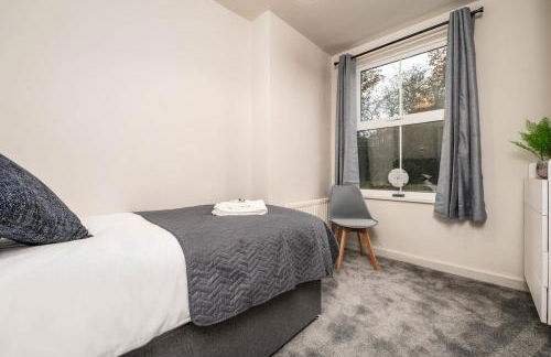 #34 Two bed apt Private Parking Stylish & homely - Photo 6