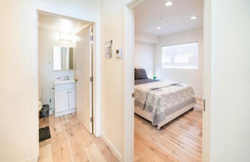 Modern 3 Bedroom 3 Level Loft in Hollywood Sleeps 10 Free Gated Parking Full Kitchen - Photo 17