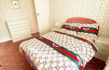 Barking London House sleeps 12 - parking - train tube - airport - Foto 4