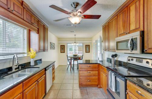 Mary Esther Home with Private Pool and Fireplace! - Foto 9