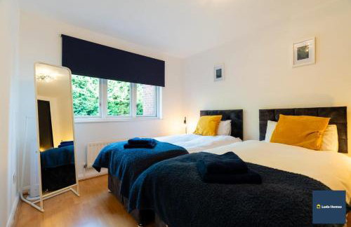 Camberley Spacious and Comfy 3 Bedroom Home, Next to Frimley Hospital with Parking - Foto 13