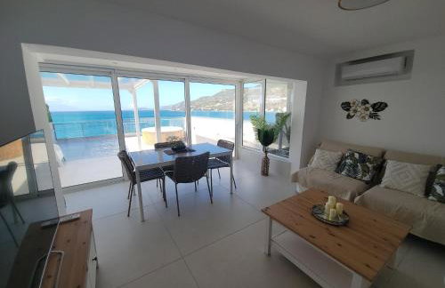 Stylish Rooftop Retreat with Hot Tub with Loutraki Beach - Foto 26