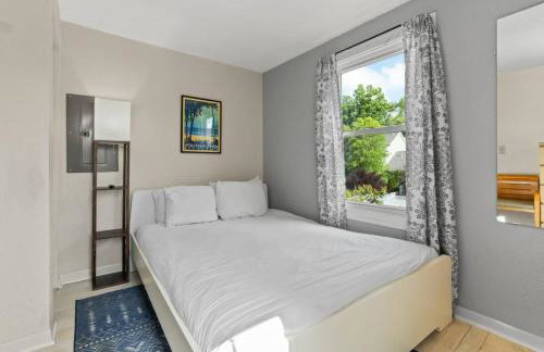 Walk to the Beach! - Free Parking - Fire Pit - Photo 11