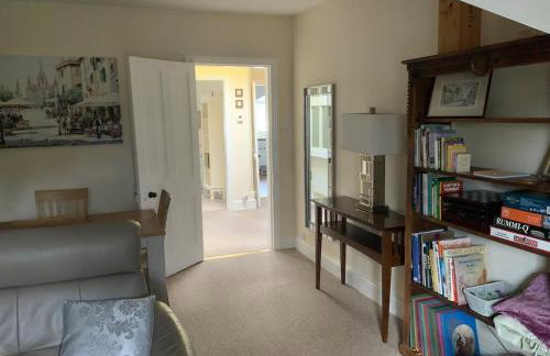 Large 2 bedroom town centre flat with free parking - Foto 12