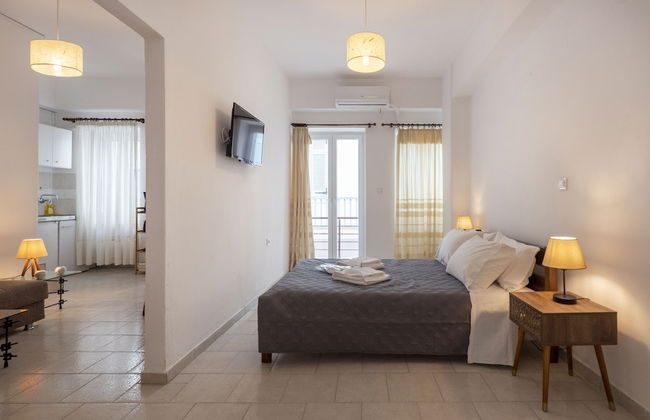 Parikia's Cute Pebble - Photo 1