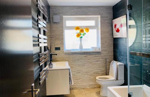 6 Bedroom Bungalow Ascot Racecourse LegoLand Windsor Castle 75" TV - Foto 26