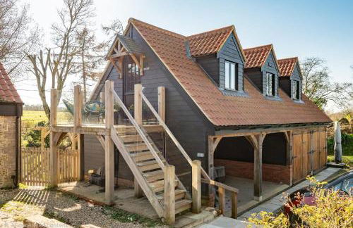 Peaceful Stylish Entire Apartment - Views, Gardens, Firepit, Balcony - Photo 1