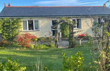 Honeycomb Cottage - a quiet, charming, cosy retreat in the countryside only 2 miles from one of Cornwall's best beaches - Photo 1