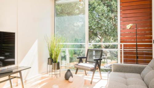 HomeForGuest Design Attic Apartment FREE Parking - Foto 4