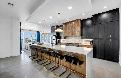 Lakefront Stay for 16 with Pool Dock & Game Room - Foto 17