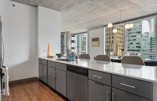 Linea Luxury Living with Indoor Pool and Rooftop Views in The Loop - Photo 2