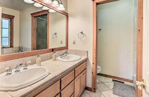 Spacious Lake Arrowhead Home with Putting Green - Foto 13