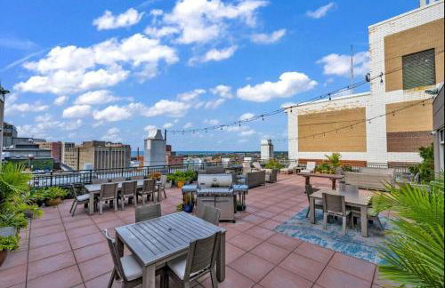 Your Downtown Oasis, Pool Gym in Building Steps from Dining and Top Sights - Foto 26