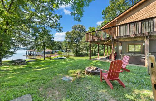 Lakeside Lodge - Lakefront home with private dock & hot tub - Foto 30