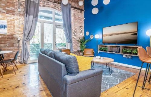 100 Year-Old Historic Brick 2BR Loft & Large Patio & Hammocks & High Ceiling - Foto 93