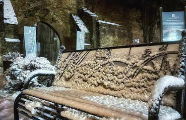 Beautiful stylish 2 bed apartment with free parking - Photo 47