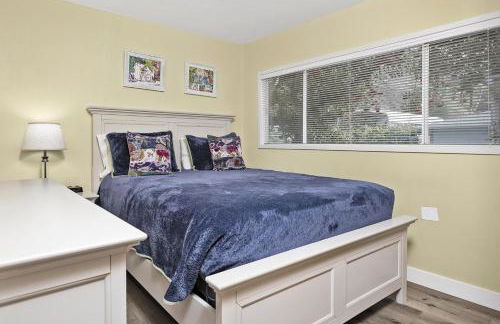 Sandy Feet Retreat -- Lakefront Retreat With Sand Volleyball Court! - Foto 14