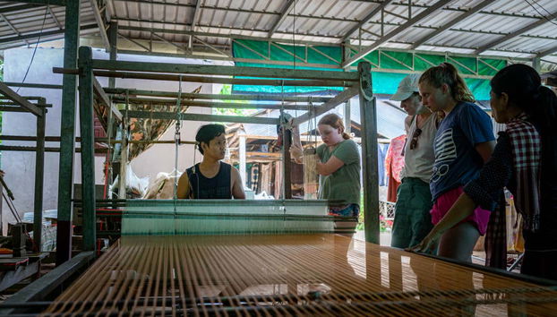 Admirando el proceso de creación del tejido de seda