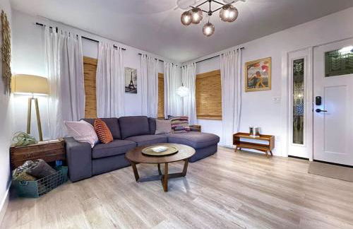 King Bed-Private Yard-Driveway Parking - Photo 3